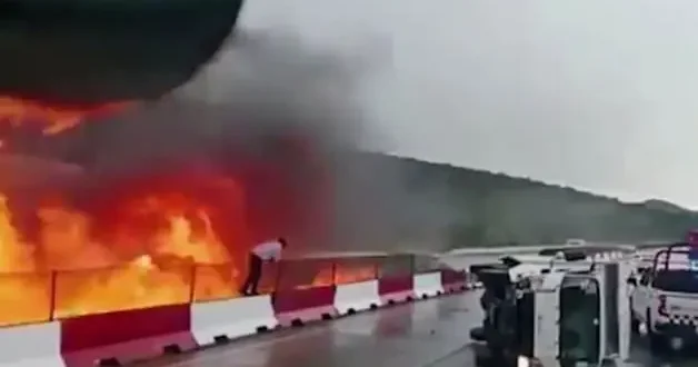 Meksika da kaygan yolda kontrolünü kaybeden tır alev aldı