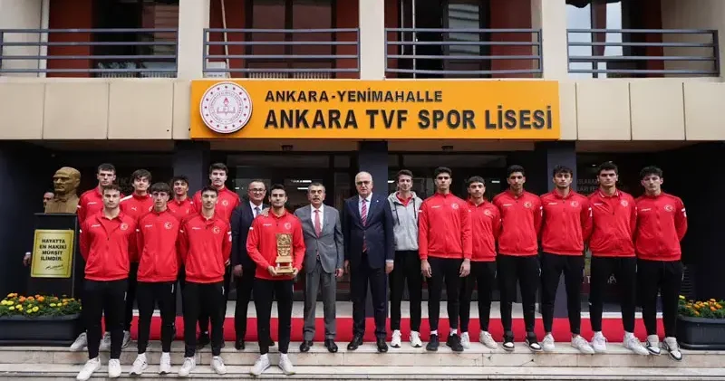 Bakan Tekin, Ankara TVF Spor Lisesi ni ziyaret etti