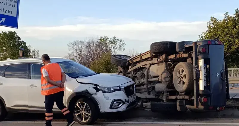 İçinde çocukla birlikte kaçırdığı otomobille yayaya ve 2 araca çarptı; 3 yaralı