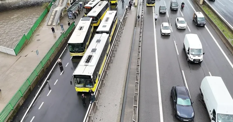 SON DAKİKA Kadıköy de zor anlar kamerada: İETT otobüsü trafiği felç etti!
