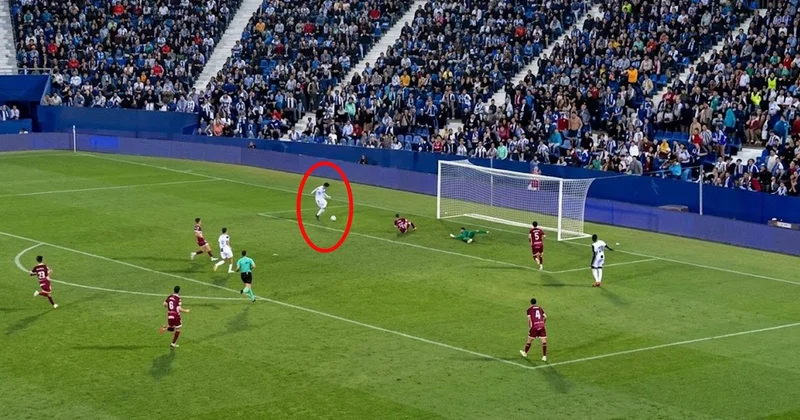 Galatasaray ın eski yıldızı çıldırtmaya devam ediyor: Boş kaleye kaçırdı, yuhalandı