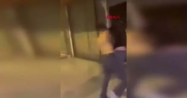 Sokak ortasında yumruklu düello: Arkadaşları ayırmak yerine ateşe körükle gitti