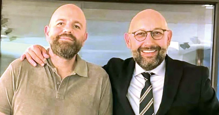 İzzet Özilhan ayağa kalktı