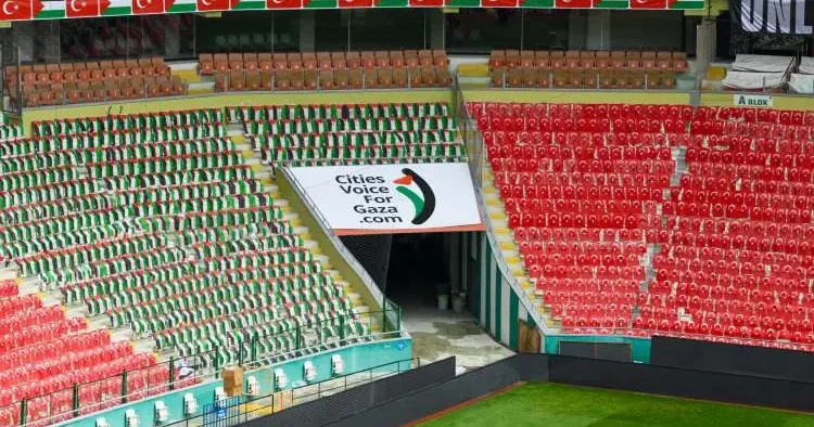 Konya da muhteşem atmosfer! Filistinli futbolcular meşaleyle karşılandı