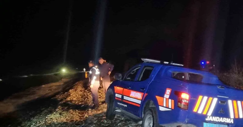 Sinop açıklarında devrilen teknedeki polis memurlarından biri hayatını kaybetti, diğeri kayıp