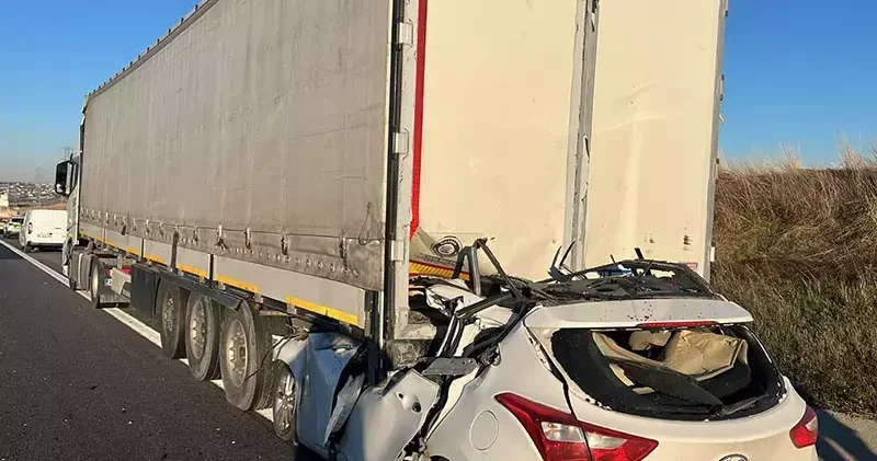 Silivri de otomobil TIR ın altına girdi: 1 ölü