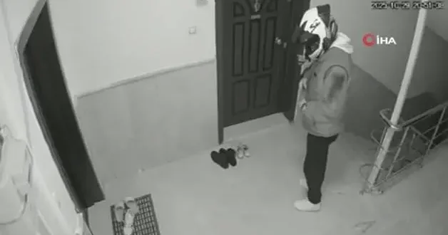 Kapı önündeki ayakkabıyı çalan kurye kameraya yansıdı