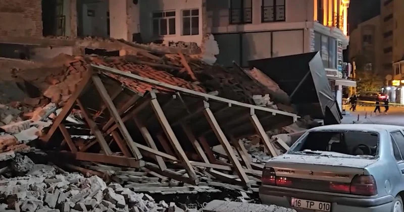 Enkaz altında kalmaktan son anda kurtulan kardeşler o anları anlattı