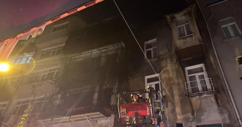 Beyoğlu’nda kız istemede faciadan dönüldü: Havai fişekler evi yaktı