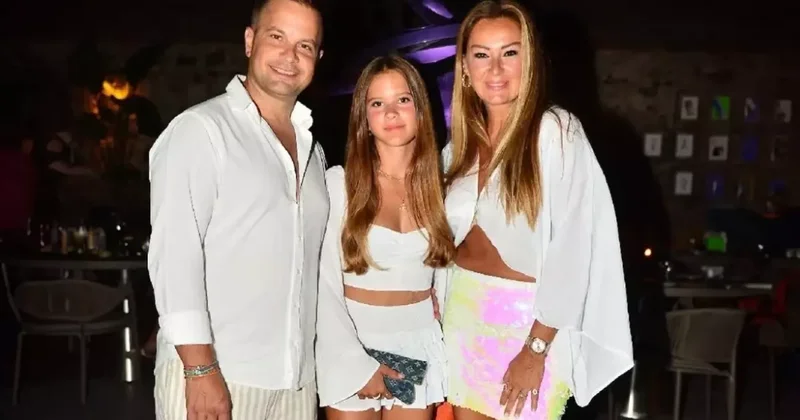 Pınar Altuğ un kızı Su ilk kez podyuma çıktı