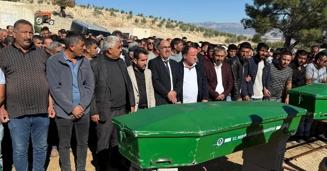 Midibüsle çarpışan otomobilde ölen 3 kişi toprağa verildi Mersin Haberleri