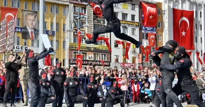 Dövüş sanatlarındaki hünerlerini sergileyen jandarma komandolar nefes kesti