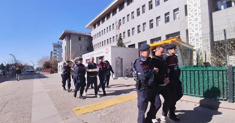 Kimlik soran trafik şube müdürüne tekme atan şüpheli ile 2 yakını tutuklandı