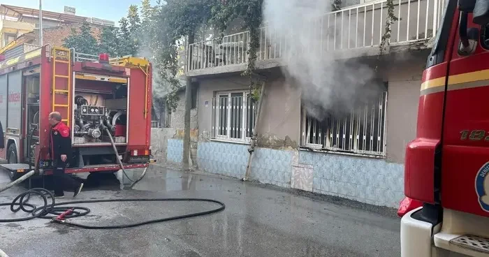 Giriş katında başlayan yangın evi küle çevirdi