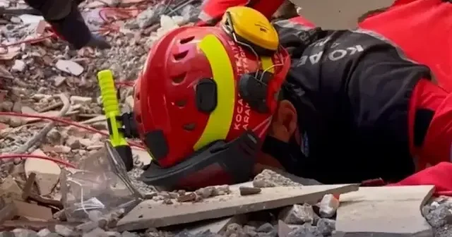 Gebze de çöken binadan sağ kurtulan Dilara yla ilk temas anı kamerada VİDEO İZLE