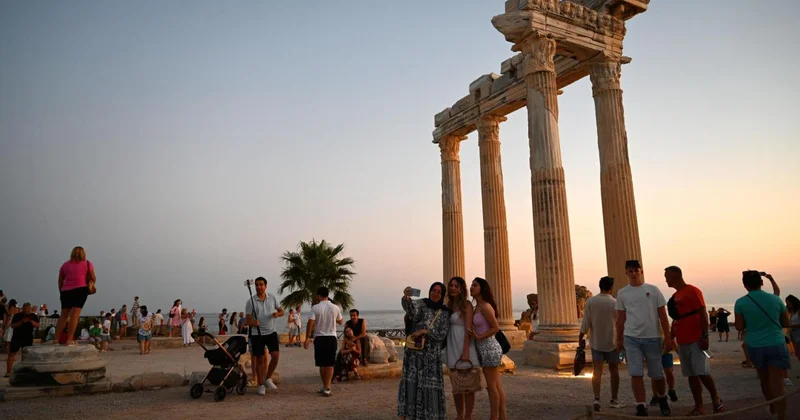 Yıl sonunda 53 milyon yabancı ziyaretçiye ulaşılması bekleniyor