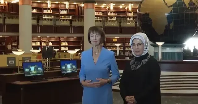Emine Erdoğan Almanya Başbakanı Merz in eşiyle Millet Kütüphanesi nde VİDEO İZLE