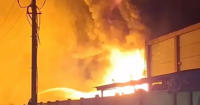 Samsun da geri dönüşüm fabrikasında yangın çıktı: Ekiplerin müdahalesi devam ediyor VİDEO İZLE