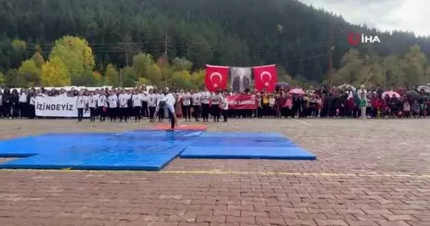 Cumhuriyet Bayramı gösterisinde duygulandıran anlar: Kızı gösteri yapabilsin diye atkısıyla minderleri kuruttu