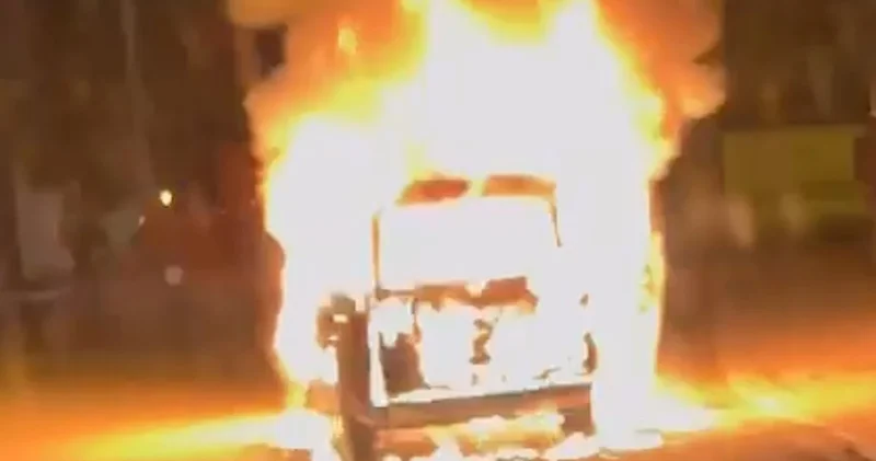 Motor kısmı alev alan araç saniyeler içinde ateş topuna döndü