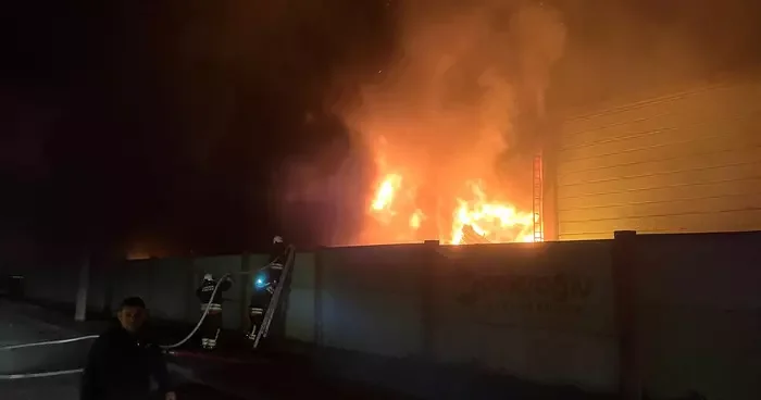 Samsun da geri dönüşüm tesisindeki yangın 3,5 saatte kontrol altına alındı