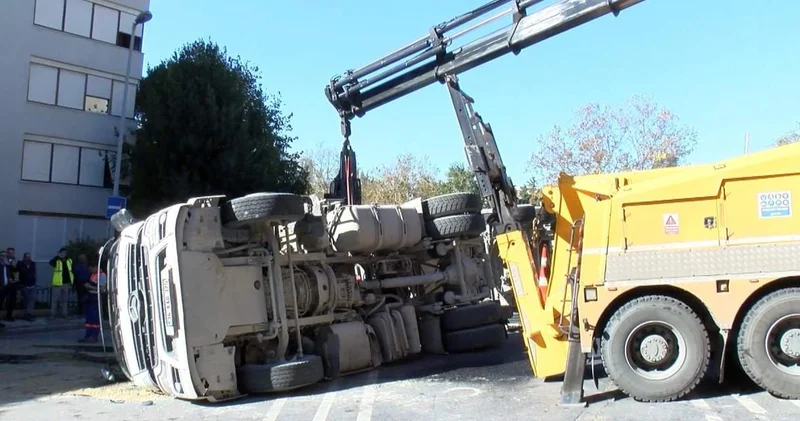 Yükünü boşaltan hafriyat kamyonu devrildi