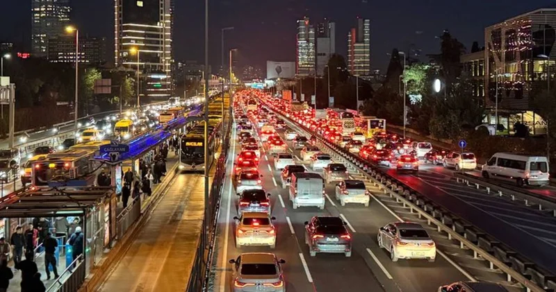 İstanbul da akşam saatlerinde trafik yoğunluğu yüzde 83 e çıktı Son dakika haberleri