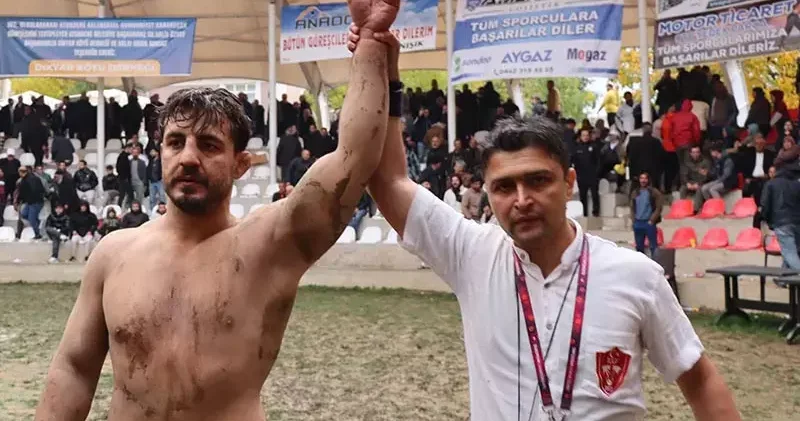 102 nci Uluslararası Cumhuriyet Karakucak Güreşleri’nde Başpehlivan Mustafa Sessiz oldu