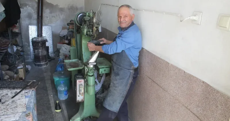 Babasından kalan 85 yıllık makine ile yarım asırdır ayakkabı tamir ediyor