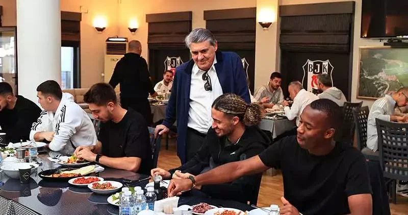Beşiktaş Başkanı Serdal Adalı, Fenerbahçe derbisi öncesi futbolcularla buluştu