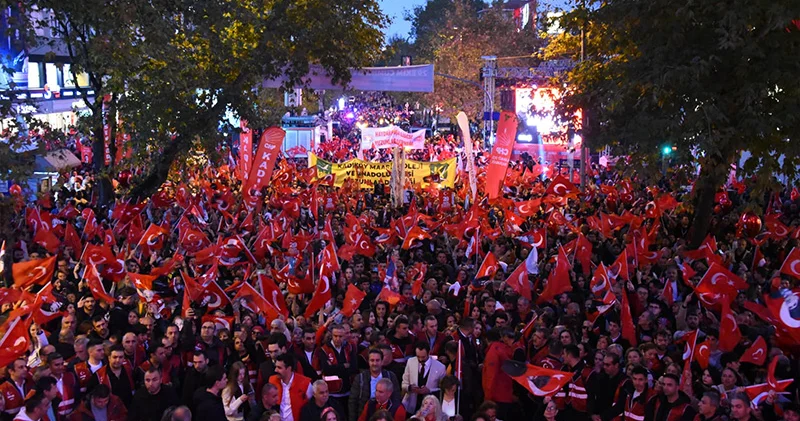Kadıköy de “Cumhuriyet Yürüyüşü” on binlerin katılımıyla yapıldı: Bağdat Caddesi kırmızı ve beyaza boyandı