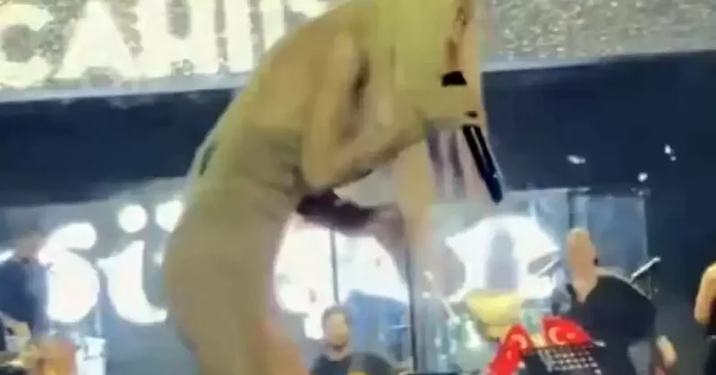 Gülşen, sahneye para atan hayranına kızdı: Üzerinde Atatürk var