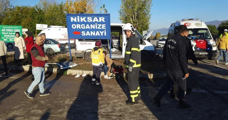 İşçi servisleri kafa kafaya çarpıştı: 10 kişi yaralandı