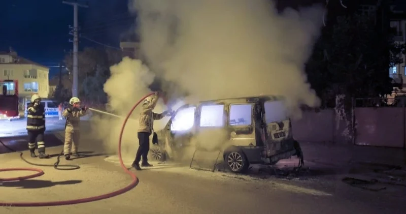 Seyir halindeki otomobil alev topuna döndü