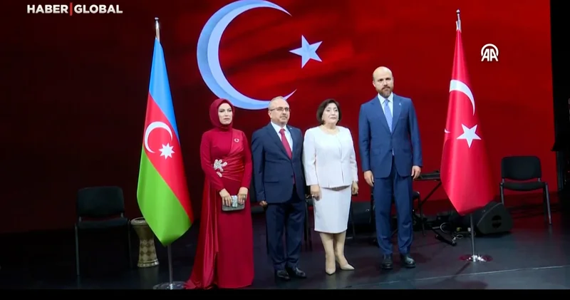 Azerbaycan da 29 Ekim coşkusu! Bakü nün simge yapıları kırmızı beyaza büründü