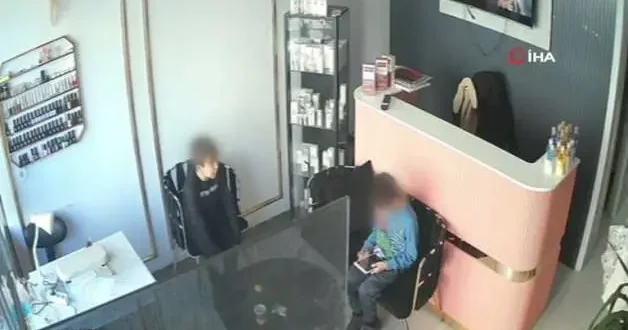 Güzellik merkezine geldi hırsızlık yaptı! Kendisini uyaran çocuğu itip kaçtı