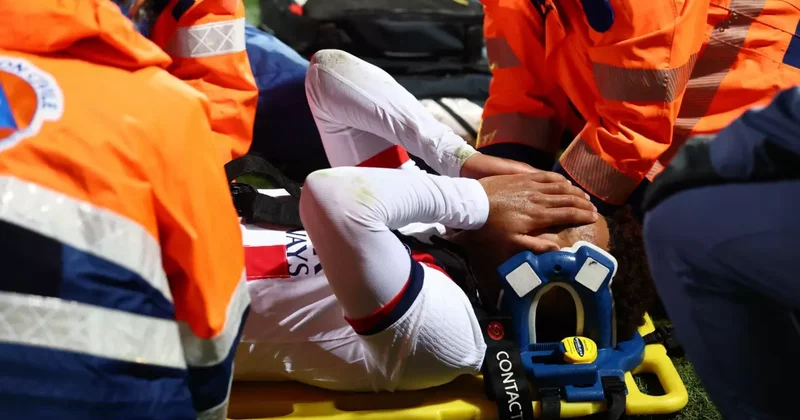 Gözyaşlarını tutamadı! Sahadan sedyeyle çıkarıldı