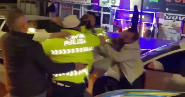 Aksaray da trafik kazası sonrası ortalık karıştı: Alkollü sürücü ve akrabaları polise topluca saldırdı VİDEO İZLE