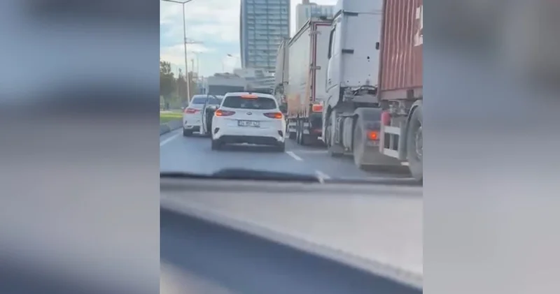 Aracından inip yumrukladı!