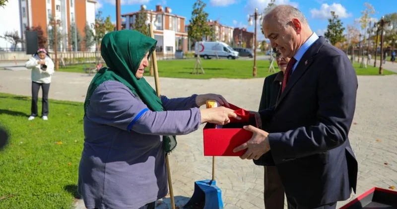 Düzce de temizlik işçisinin Türk bayrağı hassasiyeti gönülleri ısıttı Son dakika haberleri