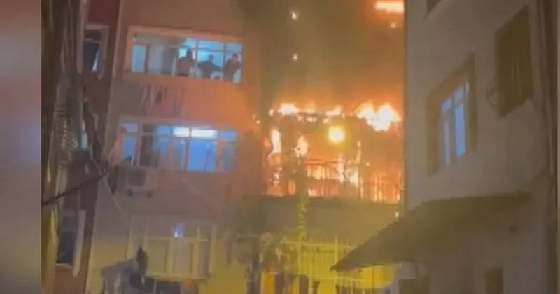 Beyoğlu nda havai fişeğin patladığı binada yangın: 8 kişi mahsur kaldı