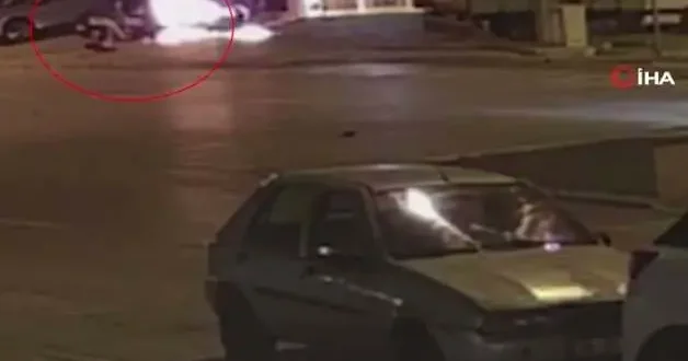 Burdur da insanlık ölmemiş dedirten görüntüler! Kaza yapıp yanan motosikletin sürücüsünü alevlerden çekip aldı