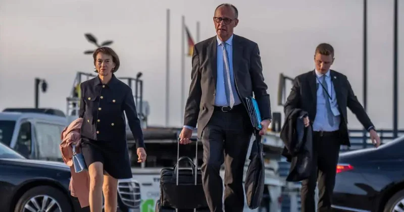 Alman Başbakan bavulu laptobu elinde Türkiye ye indi! gazeteciler bilet parasını kendi ödedi