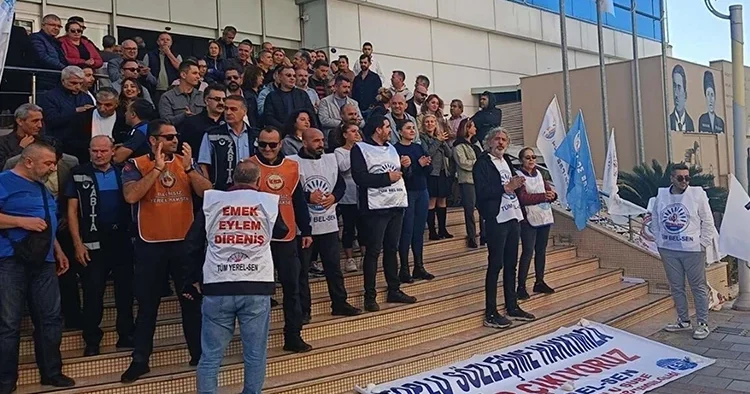 Belediyede görevli memurlardan protesto Haklarımız ödenmiyor