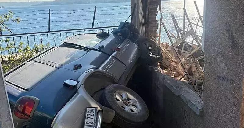 Sarıyer de yokuştan kayan otomobil binaya çarpıp korkuluklarda asılı kaldı