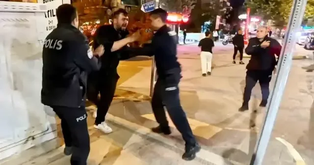 Aksaray da alkollü şahıs öldürün beni diyerek etrafa saldırdı VİDEO İZLE