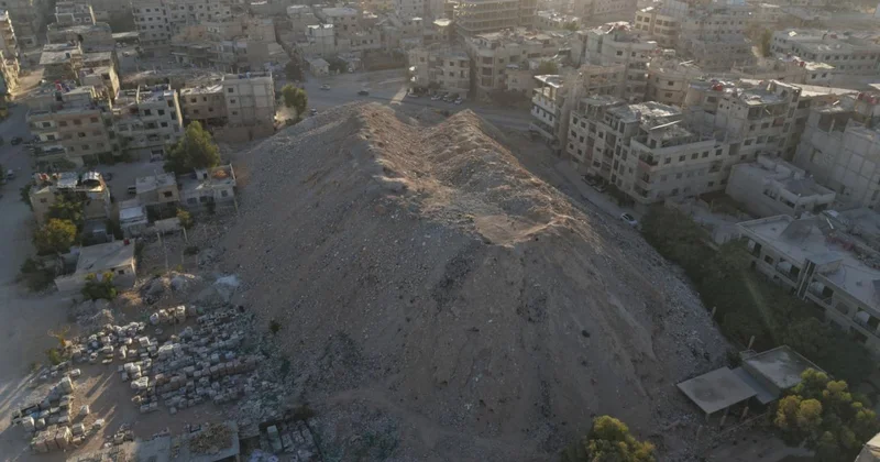 Şam’da devrik Esed rejimi enkazlardan yapay dağ oluşturdu