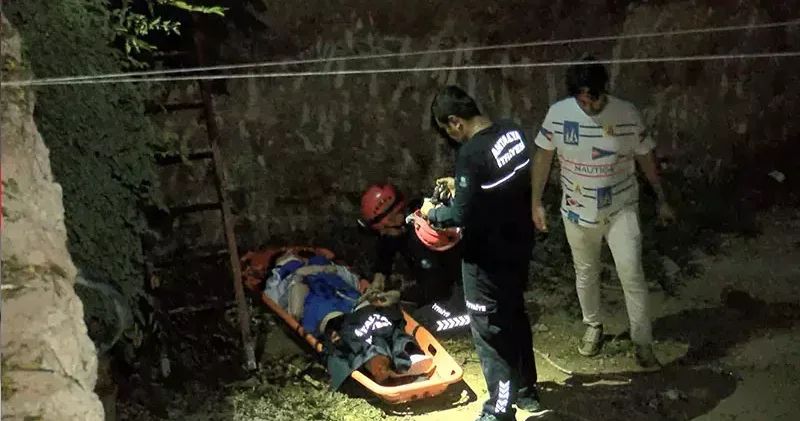 Kurtarma sırasında üşüyen turiste yeleğini verdi