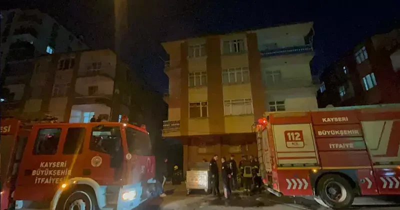 Kayseri de 3 katlı binada yangın; 4 çocuk dumandan etkilendi