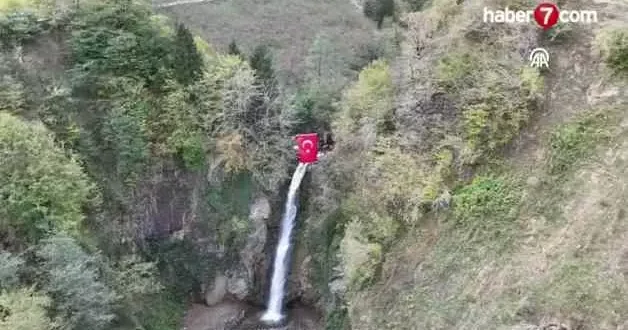 Dağcılar Cumhuriyet Bayramı dolayısıyla şelaleye Türk Bayrağı astılar